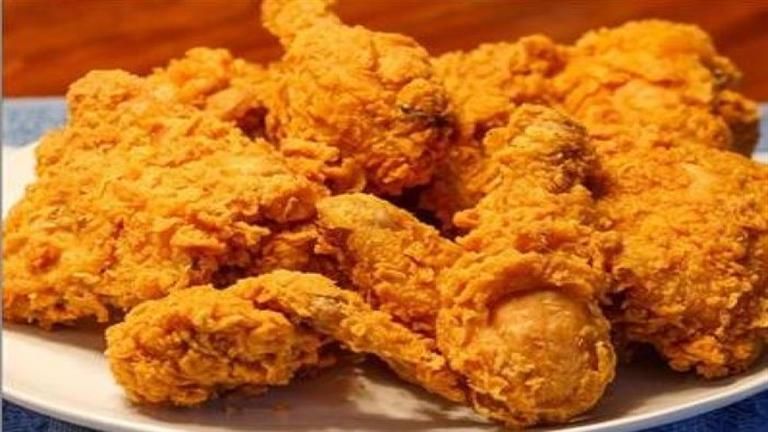 رجل يجد أمر غير متوقع داخل وجبة من إحدى المطاعم- لن تصدق المفاجأة