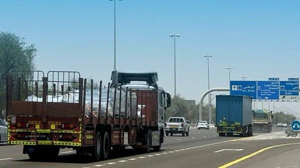 شرطة أبوظبي: السماح للمركبات الثقيلة بالتجاوز على شارع الشيخ خليفة بن زايد