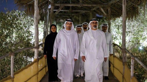 خالد بن محمد بن زايد يزور معرض «منار أبوظبي» للفنون الضوئية