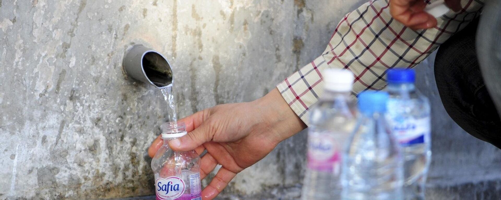 أمواج البحر تجتاح بعض شوارع مدينة جدة السعودية