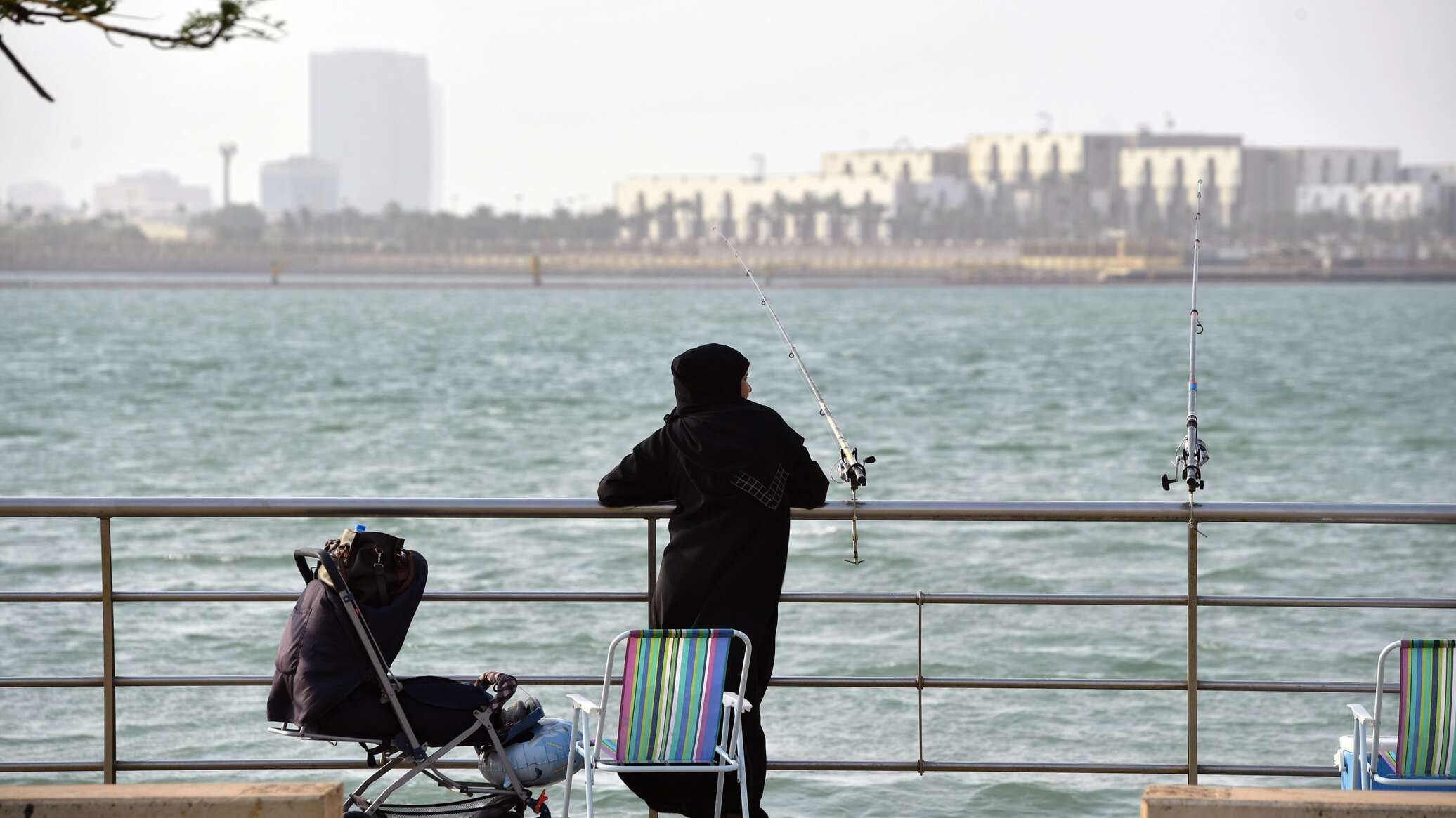 أمواج البحر تجتاح بعض شوارع مدينة جدة السعودية