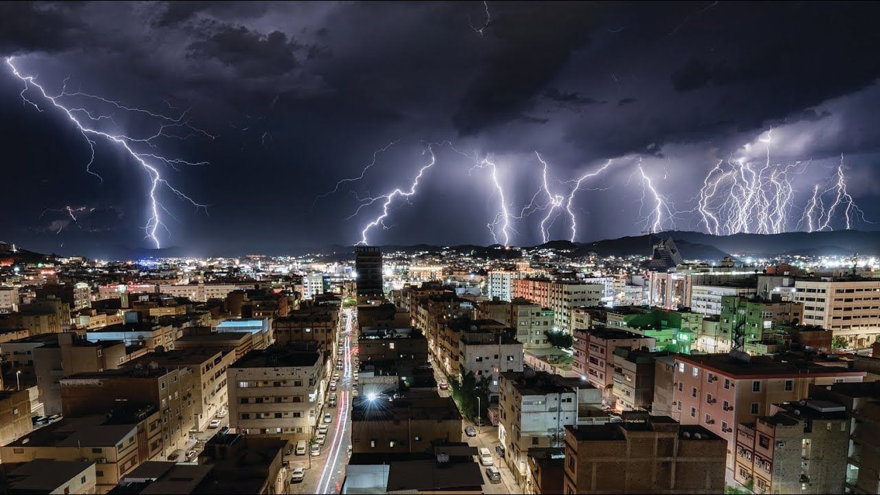 السعودية تطلق التحذير الأحمر للطوارئ في مكة