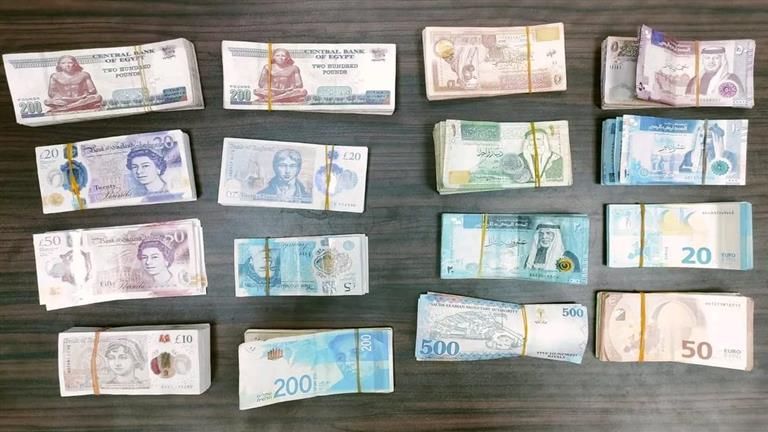 حصيلة تهريب مهاجرين.. ضبط كهربائي بحوزته عملات أجنبية ومحلية