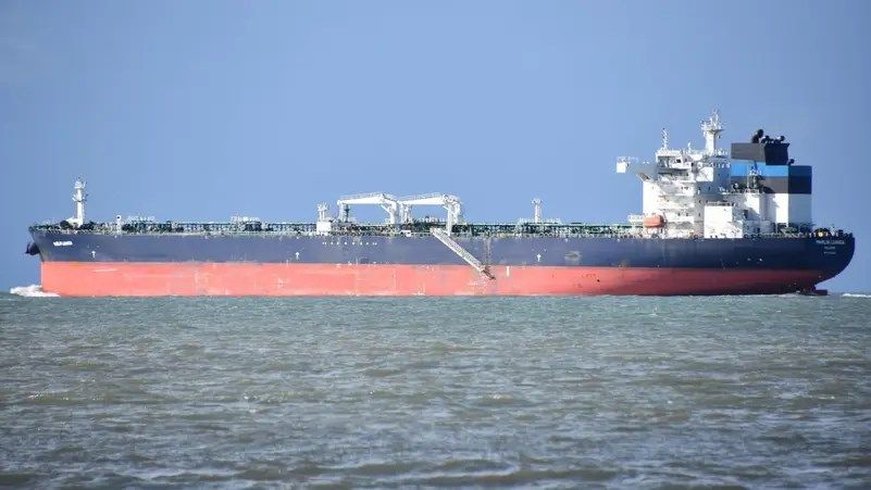 واشنطن تدمر صاروخاً حوثياً.. وغارات تستهدف رأس عيسى بالحديدة