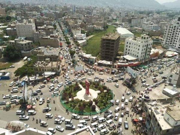 الرابعة خلال شهر..مجهولون يضرمون النار في سيارة مواطن وسط مدينة إب