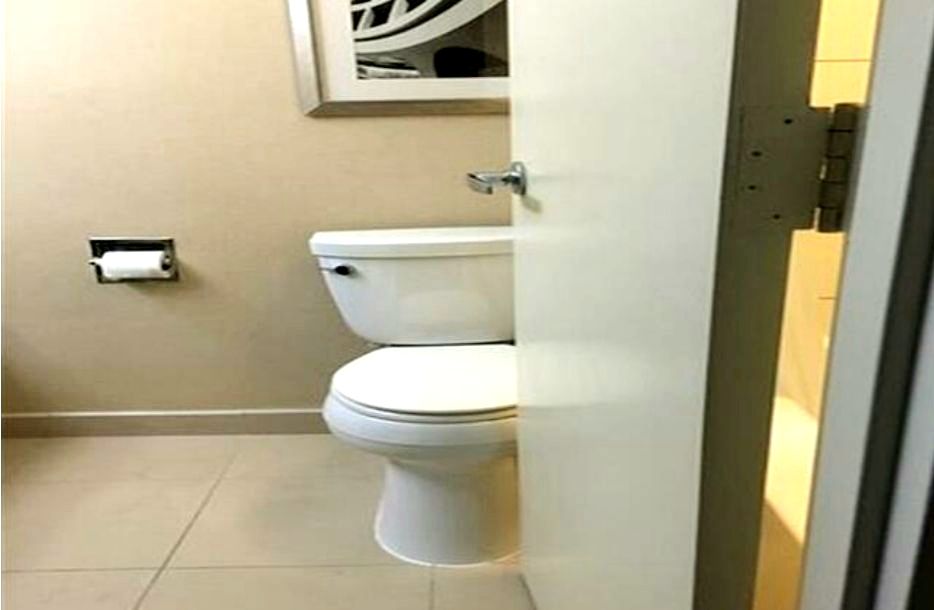 احذر.. فتح باب الحمام ليلاً أثناء النوم خطر قاتل عليك وعلى جميع افراد عائلتك.. إليك 20 سبباً مرعباً"