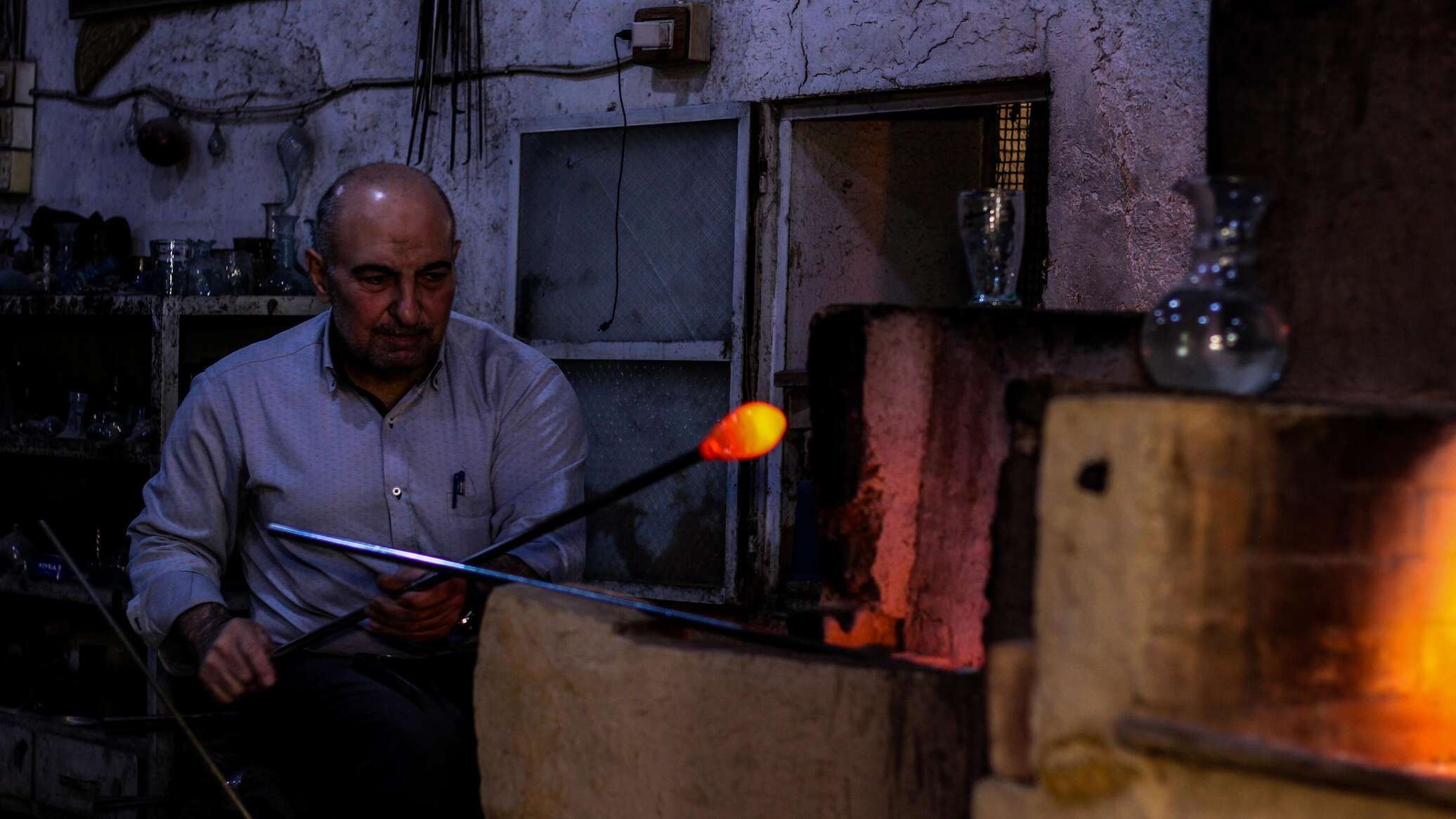 آخر ورشة لنفخ الزجاج تلتقط أنفاس 4 آلاف عام من الإبداع الدمشقي.. فيديو