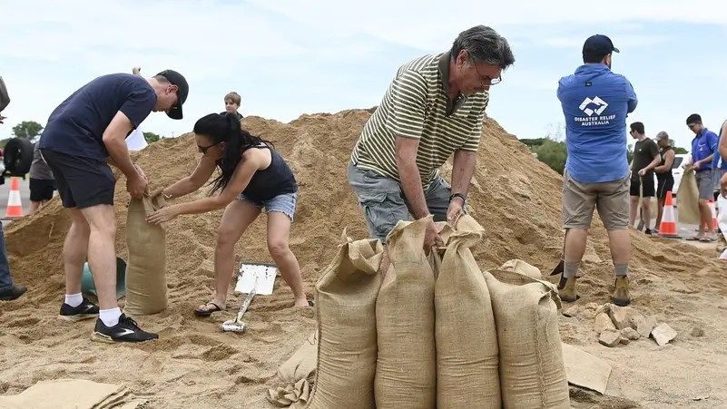 عاصفة تضرب أستراليا برياح قوية وتقطع الكهرباء عن الآلاف