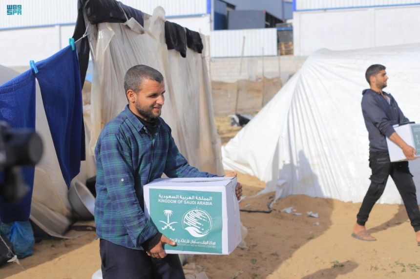 مركز الملك سلمان يواصل توزيع المساعدات في خان يونس بقطاع غزة
