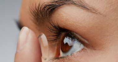 4 نصائح لارتداء العدسات اللاصقة بشكل آمن لمرضى السكري وارتفاع ضغط الدم