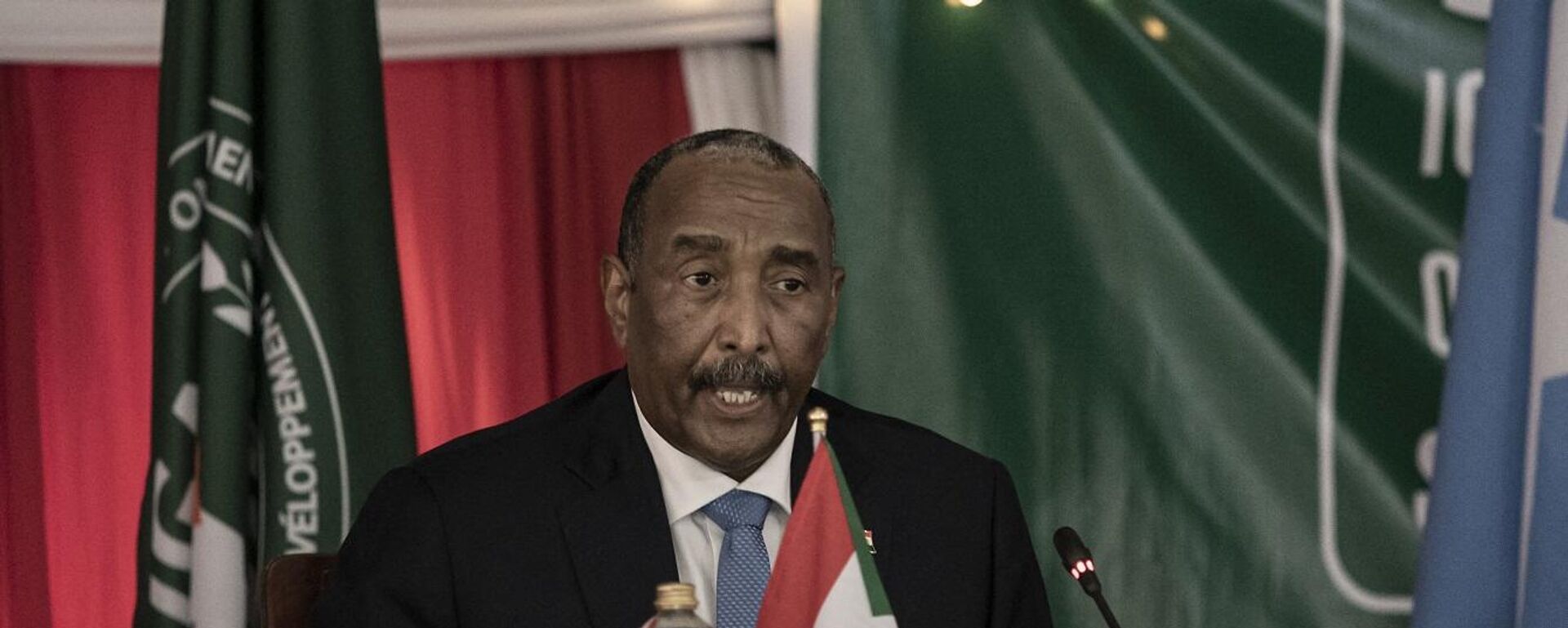 الرئيس الجزائري يؤكد وقوف بلاده إلى جانب السودان لمواجهة "قوى الشر"