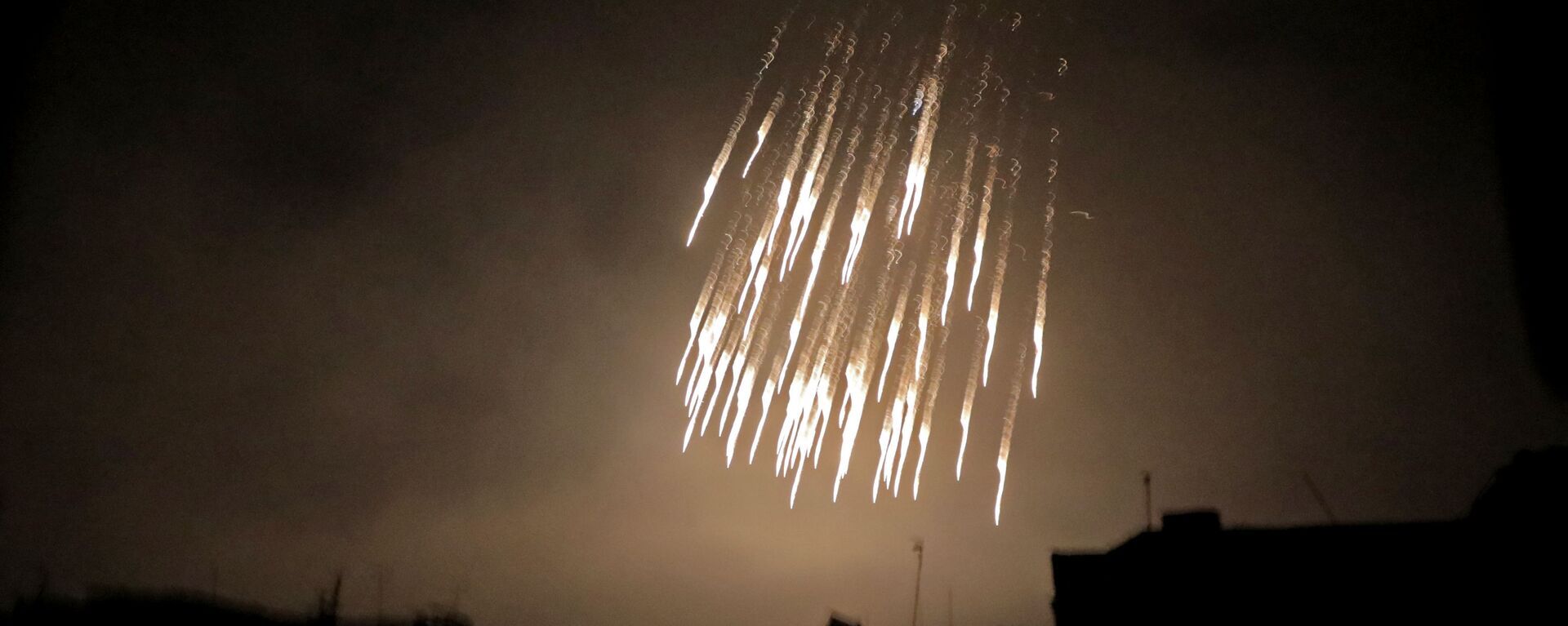 لبنان يبدأ عمليات معالجة لمياه النهر الكبير بعد تسرب مواد نفطية إليه