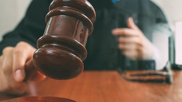 30 ألف درهم تعويضاً لنشر فيديو عبر «واتساب»