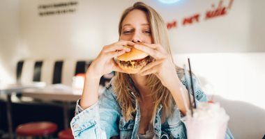 لو كل ما تفتح الثلاجة تأكل.. طبيب يقدم طرقا للتغلب على كثرة الأكل فى الشتاء