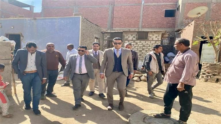 النيابة الإدارية تعاين موقع سقوط أحد أعمدة الإنارة على طفلة بأسوان