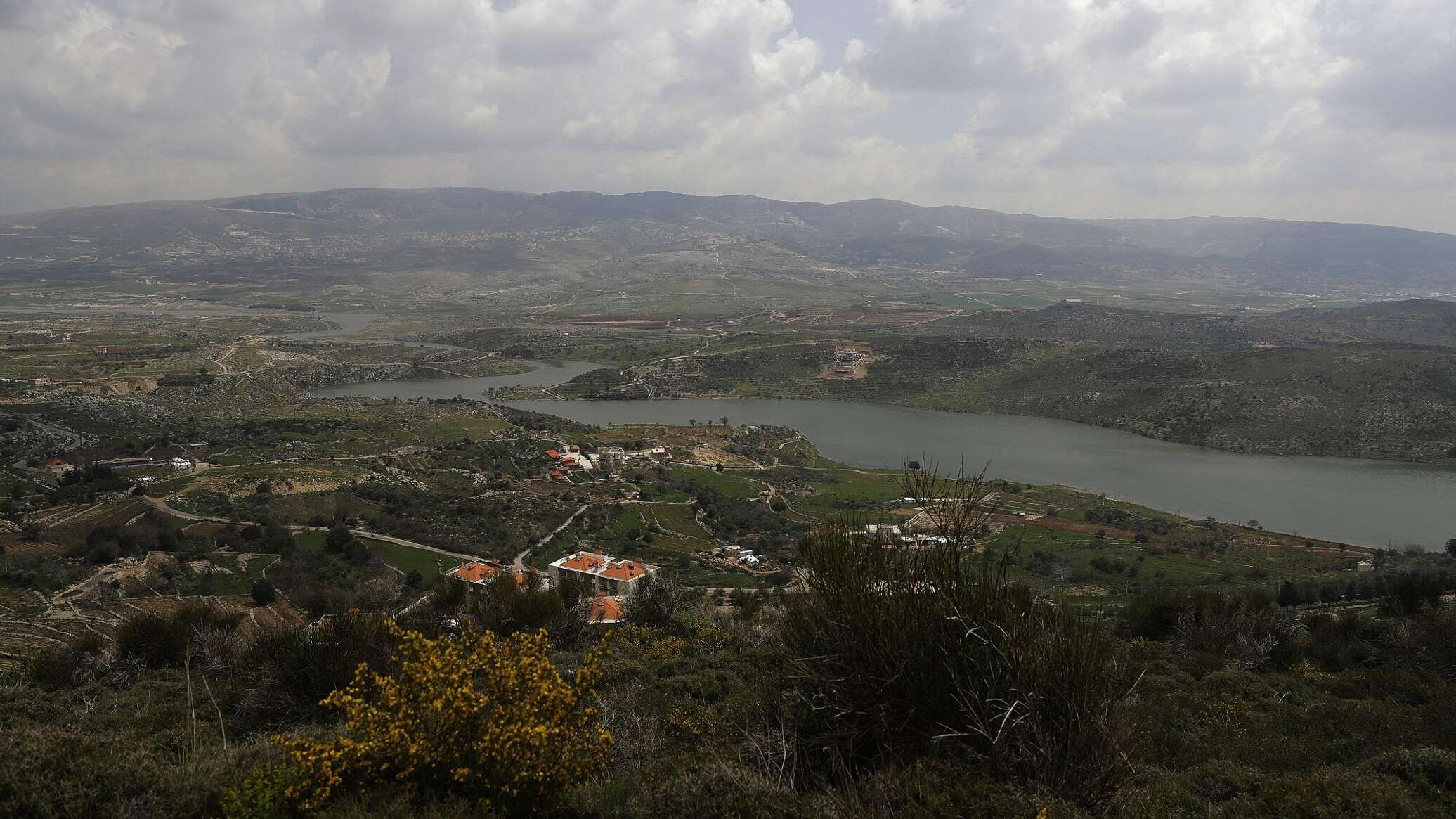 لبنان يبدأ عمليات معالجة لمياه النهر الكبير بعد تسرب مواد نفطية إليه