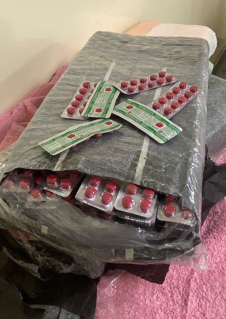 الامارات | جمارك دبي تضبط 234 ألف حبة "ترامادول" قادمة في شحنة مناشف