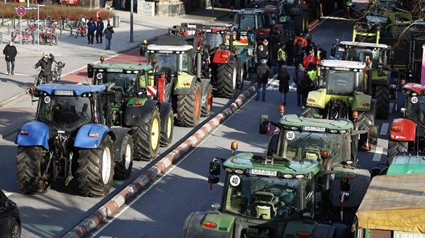 مزارعو ألمانيا يحاصرون موانئ ضمن احتجاجات متواصلة