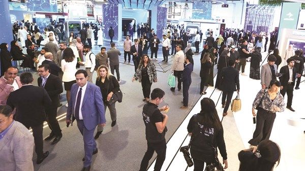 «الإمارات الصحية» توظف روبوتاً لسحب الدم