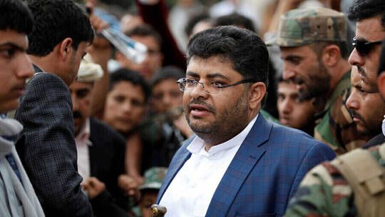 الخليج اليوم .. الحوثي يكشف عن "أبسط حل" لعبور السفن البحر الأحمر بأمان