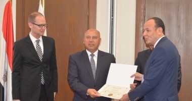 وزير النقل يسلم شهادات المدرب الدولى المحترف لعاملين بالشركة القابضة للنقل البحرى