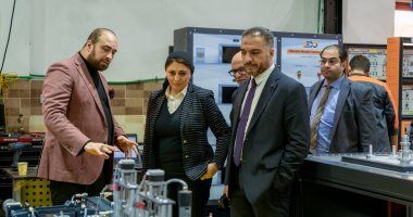 رئيس تحديث الصناعة تزور مصنعا لتطوير تقنيات التعليم