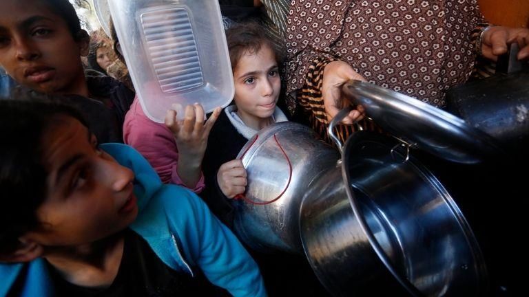 بالأرقام.. كيف يهدد تعليق تمويل "الأونروا" حياة 5 مليون فلسطيني؟