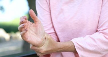 ما العلاقة بين الإصابة بالتهاب المفاصل الروماتويدي وسرطان الغدد الليمفاوية؟