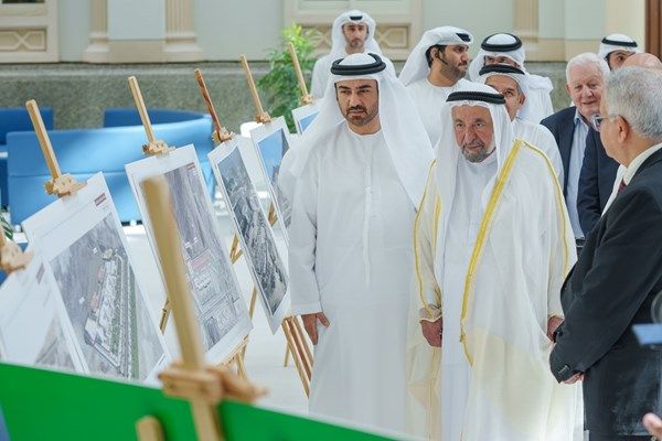 حاكم الشارقة يتفقد المختبرات المركزية واستراحة الطالبات في جامعة خورفكان