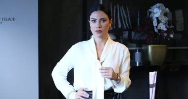 بين السطور الحلقة 2.. صبا مبارك تنجح فى مقابلة جيمى أندرسون وظهور زوجته ناردين فرج