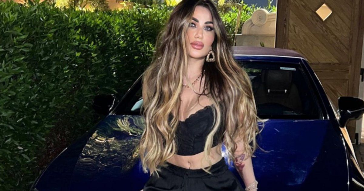 بالفيديو- بفستان مميز ضيق.. ندى الكامل تستعرض رشاقة جسمها وتبهر الجمهور