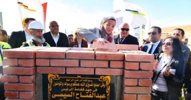 وزيرة البيئة ومحافظ قنا يضعان حجرى الأساس لمصنع التدوير والمدفن الصحى بقوص