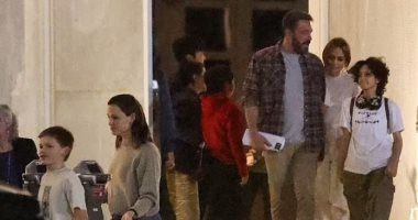 بن أفليك فى نزهة عائلية مع أبنائه وزوجتيه السابقة والحالية وسط تاريخ حب معقد