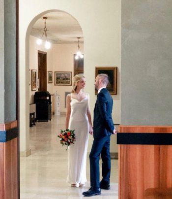 بطلة "إبنة السفير" تعلن زواجها من موسيقي إيطالي .. وتختار أبسط فستان لزفافها - بالصورة