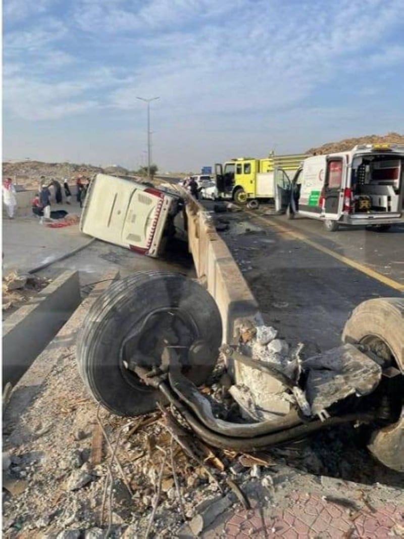 صور: حافلة طالبات جامعة بيشة تنقلب.. وفاة سائق وإصابة 5 طالبات