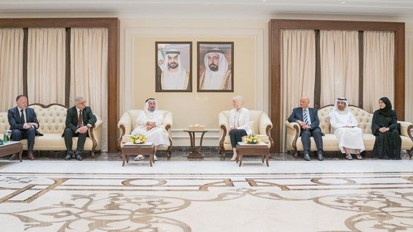 حاكم الشارقة يلتقي وفد جامعة إكستر البريطانية