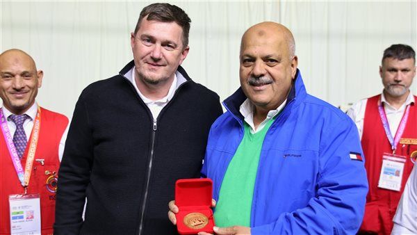 حازم حسني يكرم المندوب الفني للإتحاد الدولي للرماية