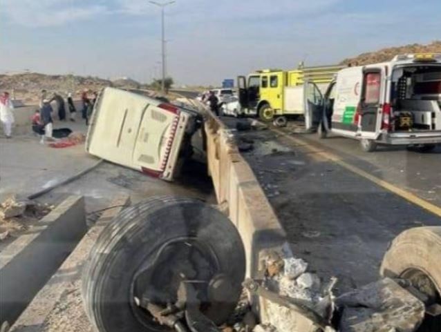 صور: حافلة طالبات جامعة بيشة تنقلب.. وفاة سائق وإصابة 5 طالبات