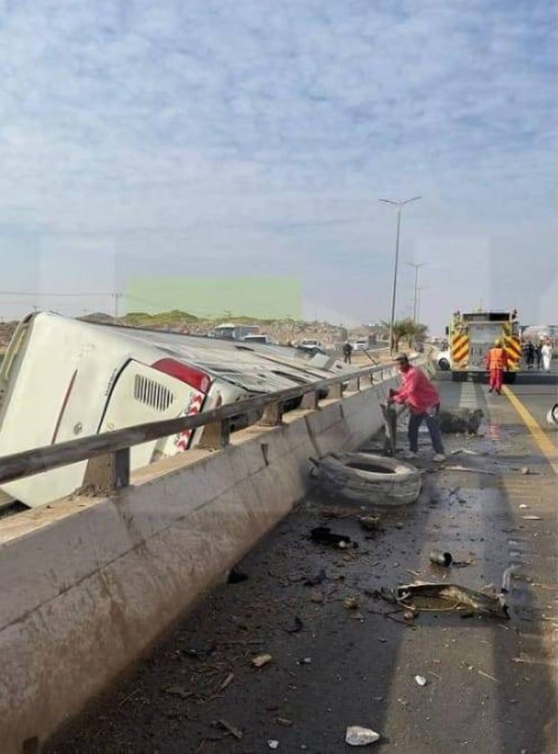 صور: حافلة طالبات جامعة بيشة تنقلب.. وفاة سائق وإصابة 5 طالبات