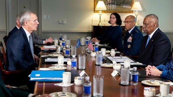 «الناتو» يضغط لمواصلة الدعم العسكري الأميركي لأوكرانيا