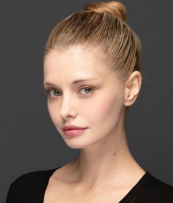 بطلة "إبنة السفير" تعلن زواجها من موسيقي إيطالي .. وتختار أبسط فستان لزفافها - بالصورة