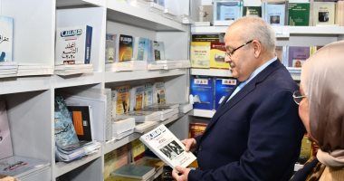 الخشت يتفقد جناح جامعة القاهرة فى معرض القاهرة الدولى للكتاب