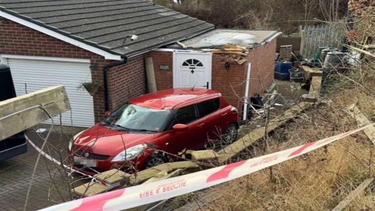 صدمة لسيدة سقطت سيارة على سطح منزلها.. لن تصدق ما حدث لركابها