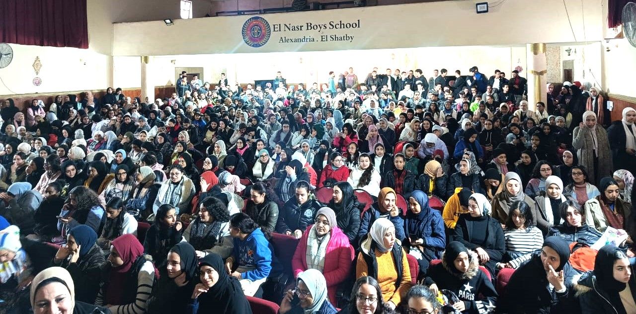 إقبال كبير من طلاب الثانوية العامة على مجموعات الدعم المدرسى.. صور