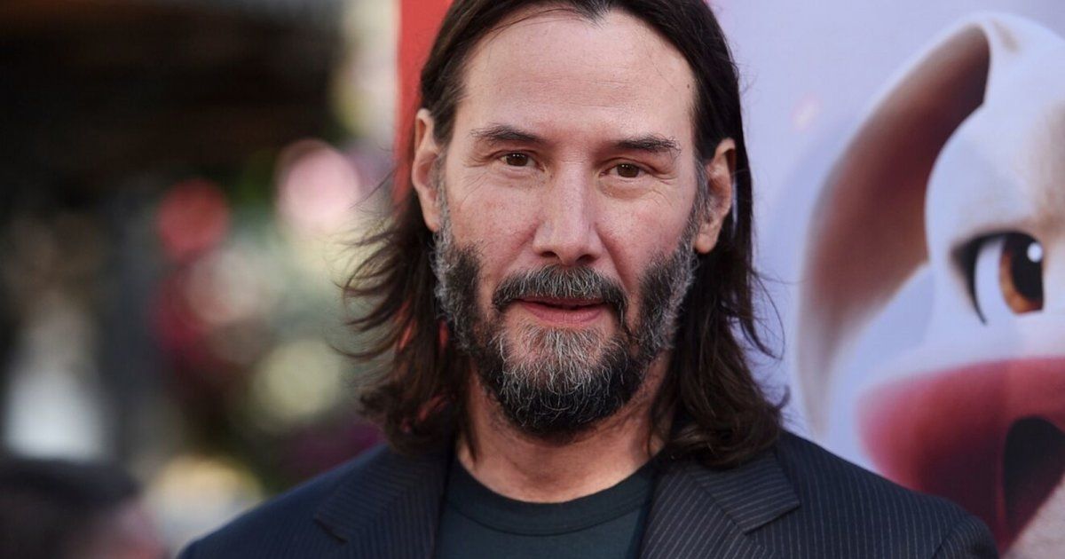 كيانو ريفز يمشي بالعكازين وكمادات الثلج على ركبته أثناء استراحة التصوير