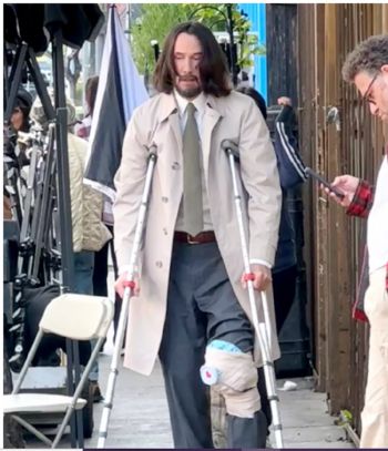 كيانو ريفز يمشي بالعكازين وكمادات الثلج على ركبته أثناء استراحة التصوير