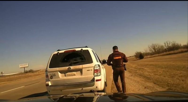 تراند اليوم : شاهد: سيارة تصدم مركبة متوقفة بقوة وتقذف ضابطا في الهواء في حادث مروع بأمريكا