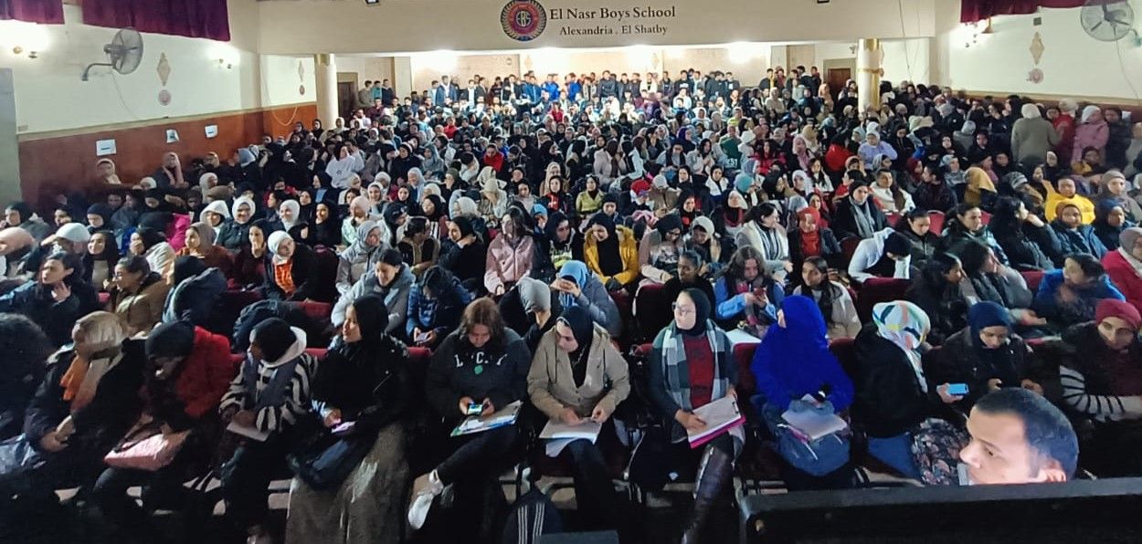 إقبال كبير من طلاب الثانوية العامة على مجموعات الدعم المدرسى.. صور