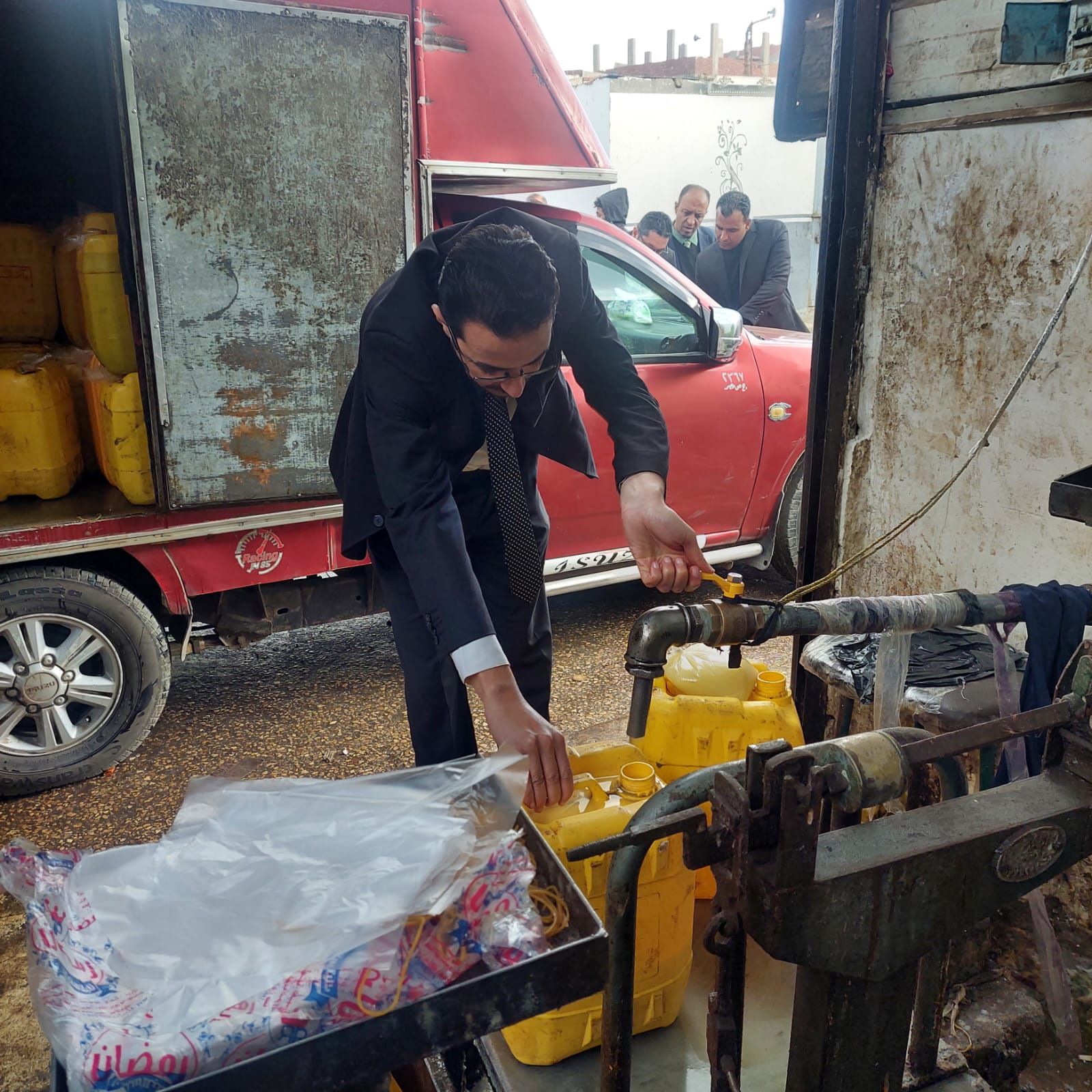 "حماية المستهلك" يضبط مصنعا يعيد تدوير زيت الطعام بالجيزة ويتحفظ على 41.3 طن