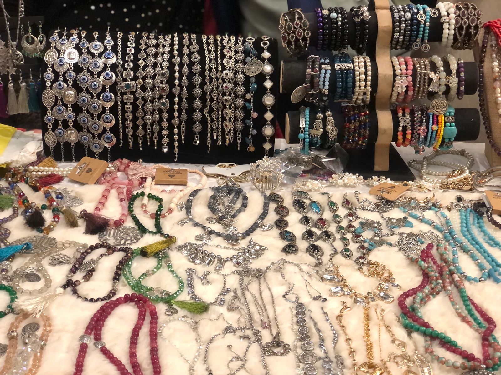 منتجات يدوية محلية وعربية وأجنبية فى معرض الجيزة للحرف التراثية.. صور